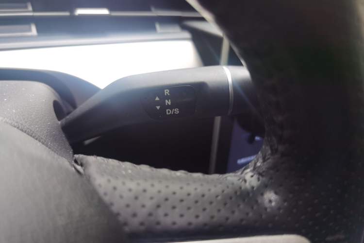 Used NETA V 2021 Long-Range Entertainment Edition Gear Lever