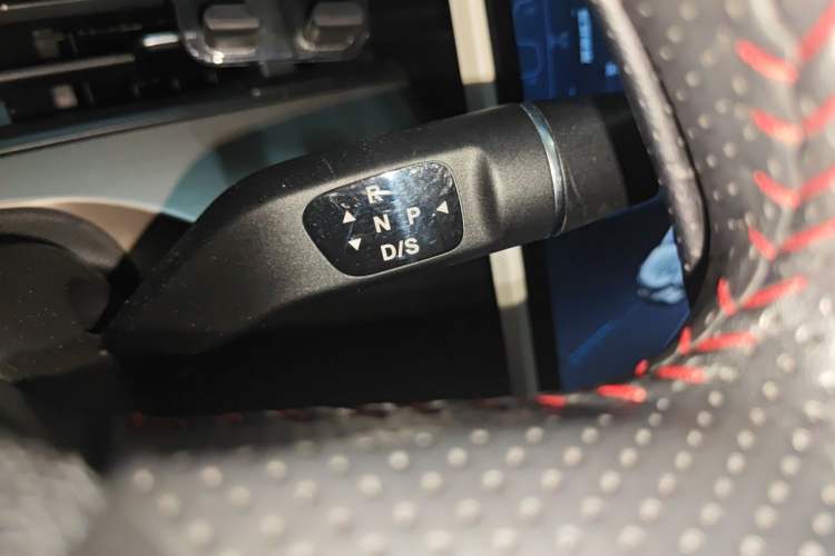 Used NETA V 2021 Long-Range Entertainment Edition Gear Lever