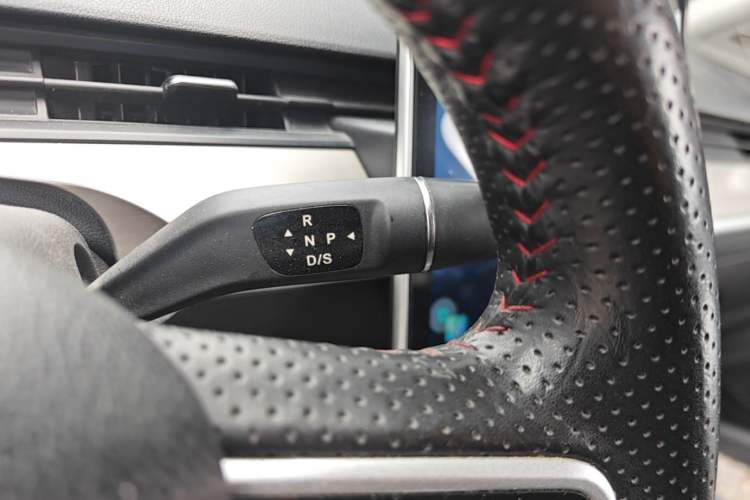 Used NETA V 2021 Standard Range Entertainment Version – Upgraded Model Gear Lever