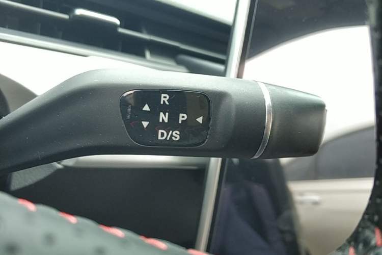 Used NETA V 2021 Standard Range Entertainment Version – Upgraded Model Gear Lever