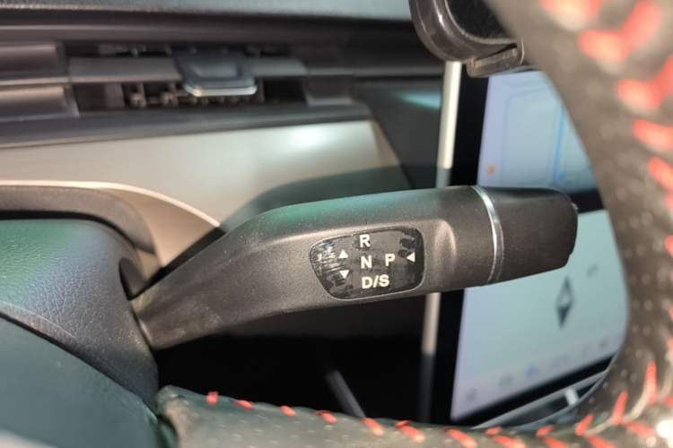 Used NETA V 2021 Standard Range Entertainment Version – Upgraded Model Gear Lever