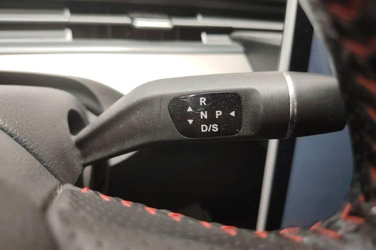 Used NETA V 2021 Long-Range Entertainment Edition Gear Lever