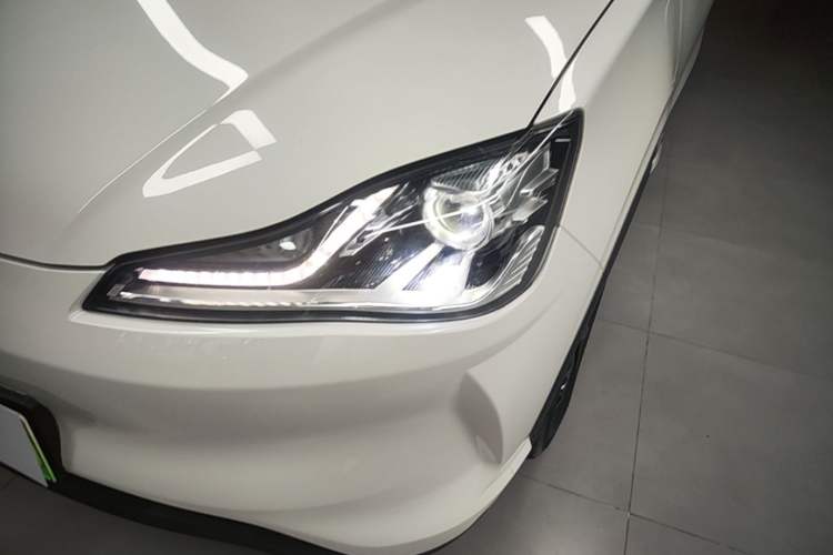 Used NETA V 2021 Long-Range Entertainment Edition Upgrade Model Left Front Headlight