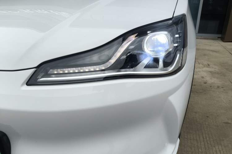 Used NETA V 2021 Long-Range Entertainment Edition Upgrade Model Left Front Headlight