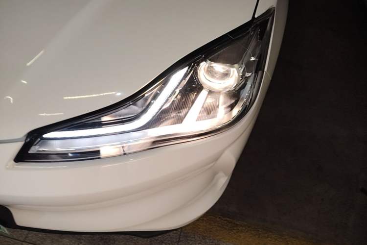Used NETA V 2021 Standard Range Entertainment Version – Upgraded Model Left Front Headlight