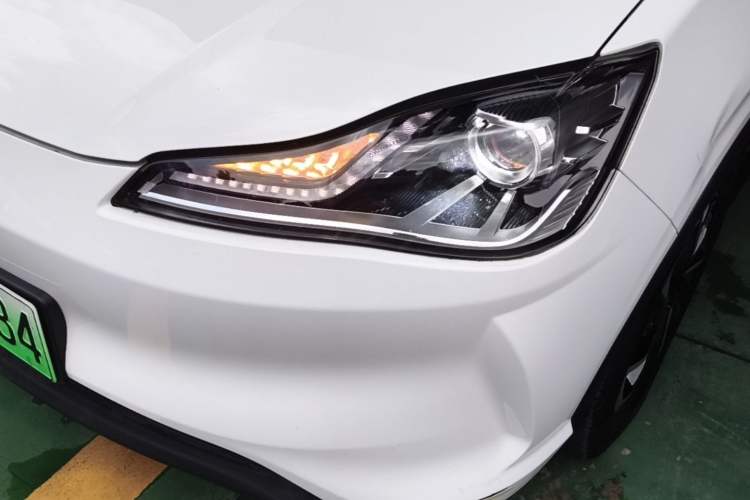 Used NETA V 2021 Long-Range Entertainment Edition Upgrade Model Left Front Headlight