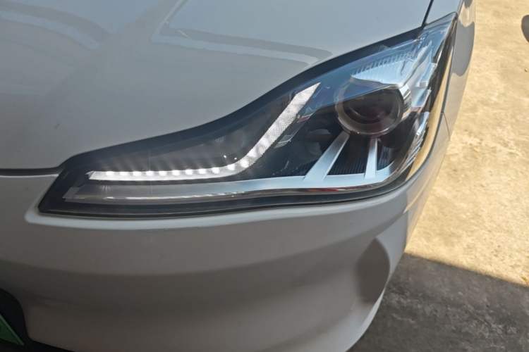 Used NETA V 2021 Standard Range Entertainment Version – Upgraded Model Left Front Headlight
