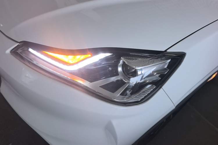 Used NETA V 2021 Long-Range Entertainment Edition Upgrade Model Left Front Headlight
