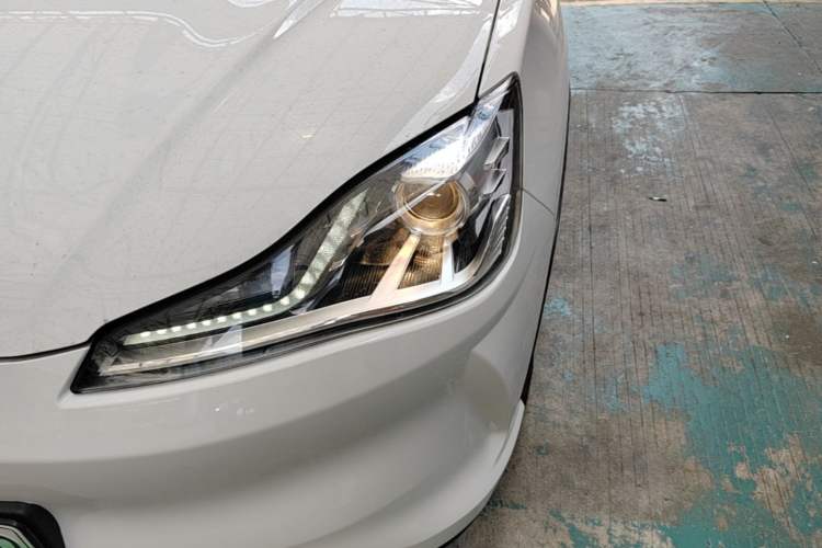 Used NETA V 2021 Long-Range Entertainment Edition Upgrade Model Left Front Headlight