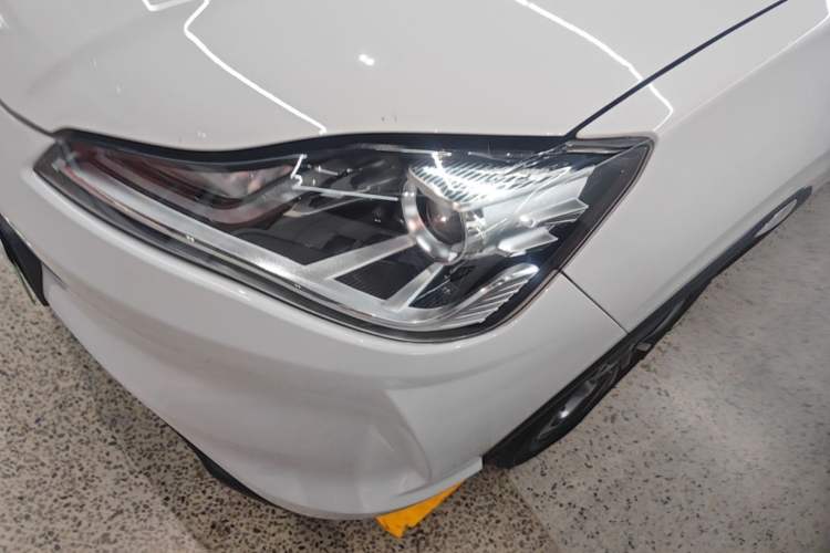 Used NETA V 2021 Standard Range Entertainment Version – Upgraded Model Left Front Headlight