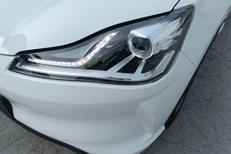 Used NETA V 2021 Standard Range Entertainment Version – Upgraded Model Left Front Headlight