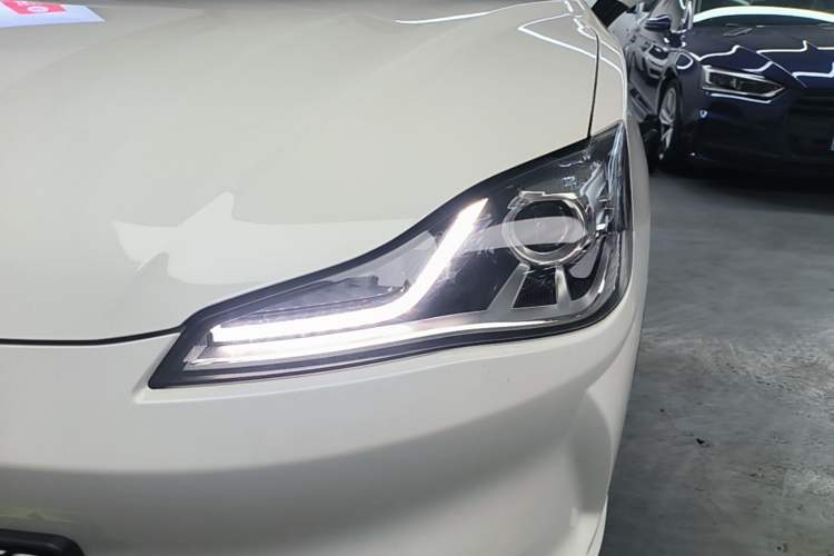 Used NETA V 2021 Standard Range Entertainment Version – Upgraded Model Left Front Headlight