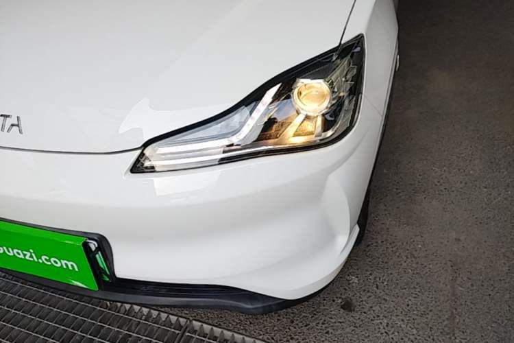 Used NETA V 2021 Long-Range Entertainment Edition Upgrade Model Left Front Headlight