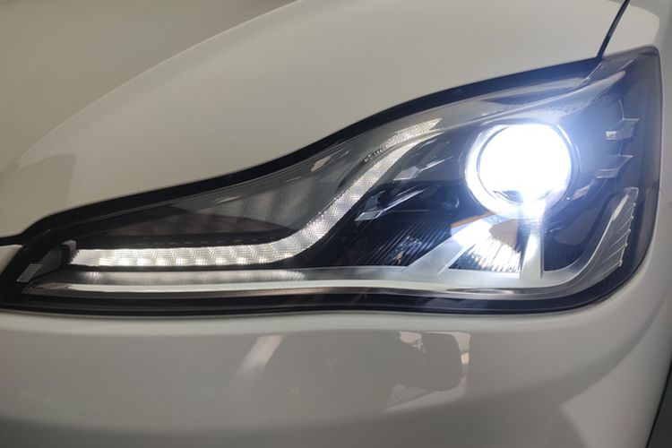 Used NETA V 2021 Long-Range Entertainment Edition Upgrade Model Left Front Headlight
