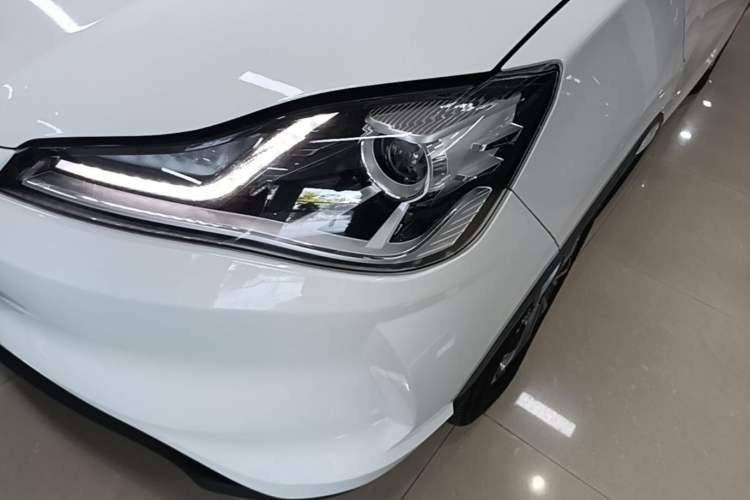 Used NETA V 2021 Standard Range Entertainment Version – Upgraded Model Left Front Headlight