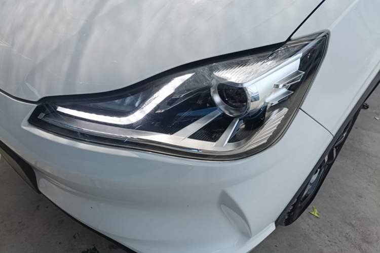 Used NETA V 2021 Long-Range Entertainment Edition Upgrade Model Left Front Headlight