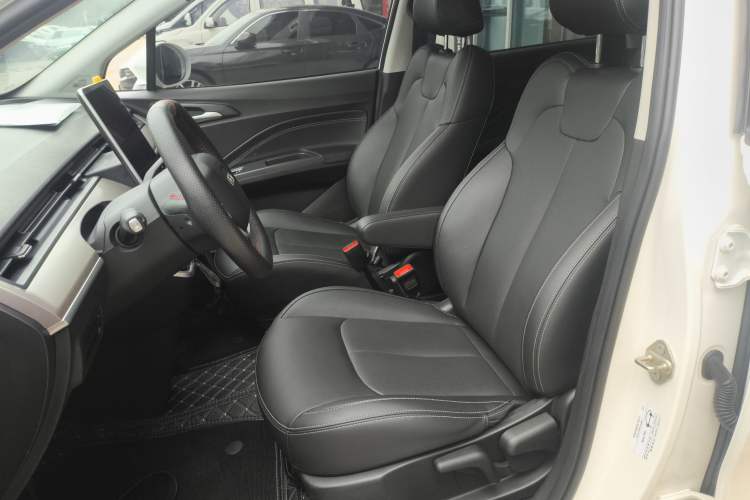 Used NETA V 2021 Long-Range Entertainment Edition Upgrade Model Left Front Seat