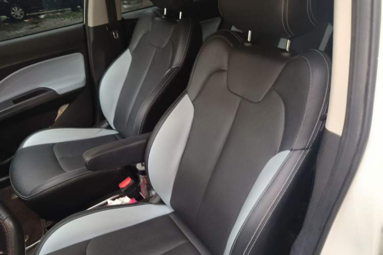 Used NETA V 2021 Standard Range Entertainment Version – Upgraded Model Left Front Seat