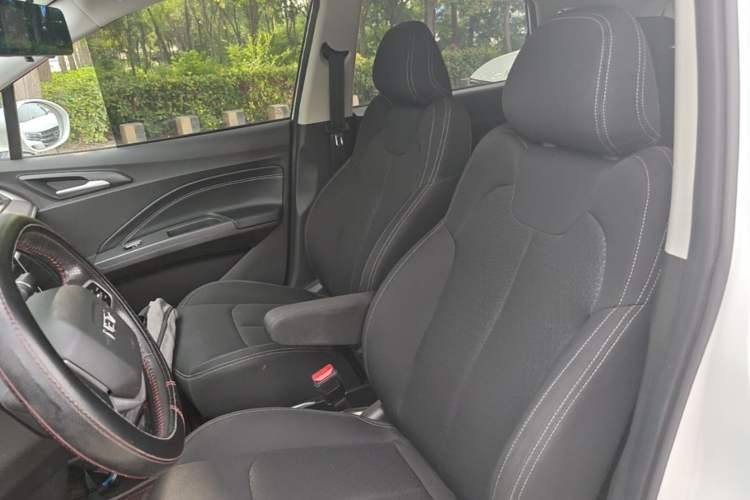 Used NETA V 2021 Standard Range Entertainment Version – Upgraded Model Left Front Seat