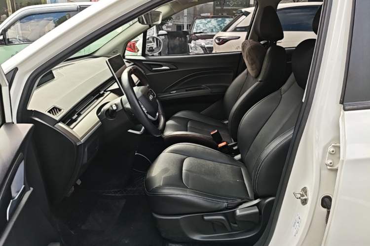 Used NETA V 2021 Long-Range Entertainment Edition Upgrade Model Left Front Seat