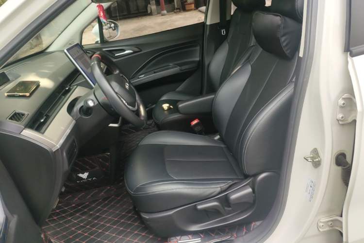 Used NETA V 2021 Long-Range Entertainment Edition Upgrade Model Left Front Seat