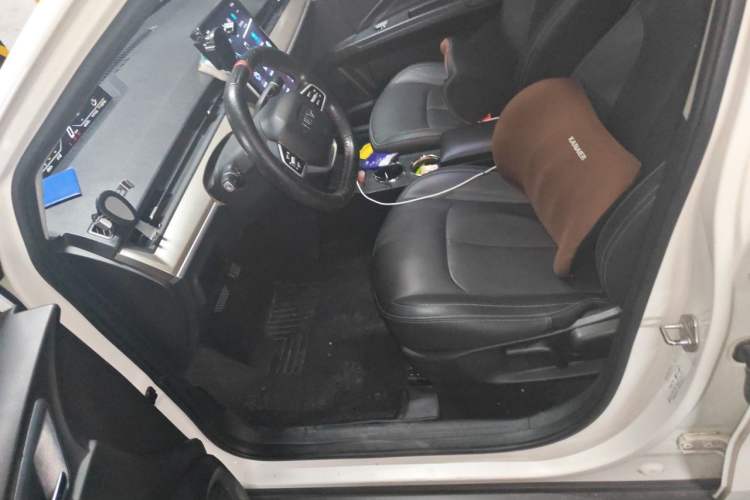 Used NETA V 2021 Long-Range Entertainment Edition Upgrade Model Left Front Seat