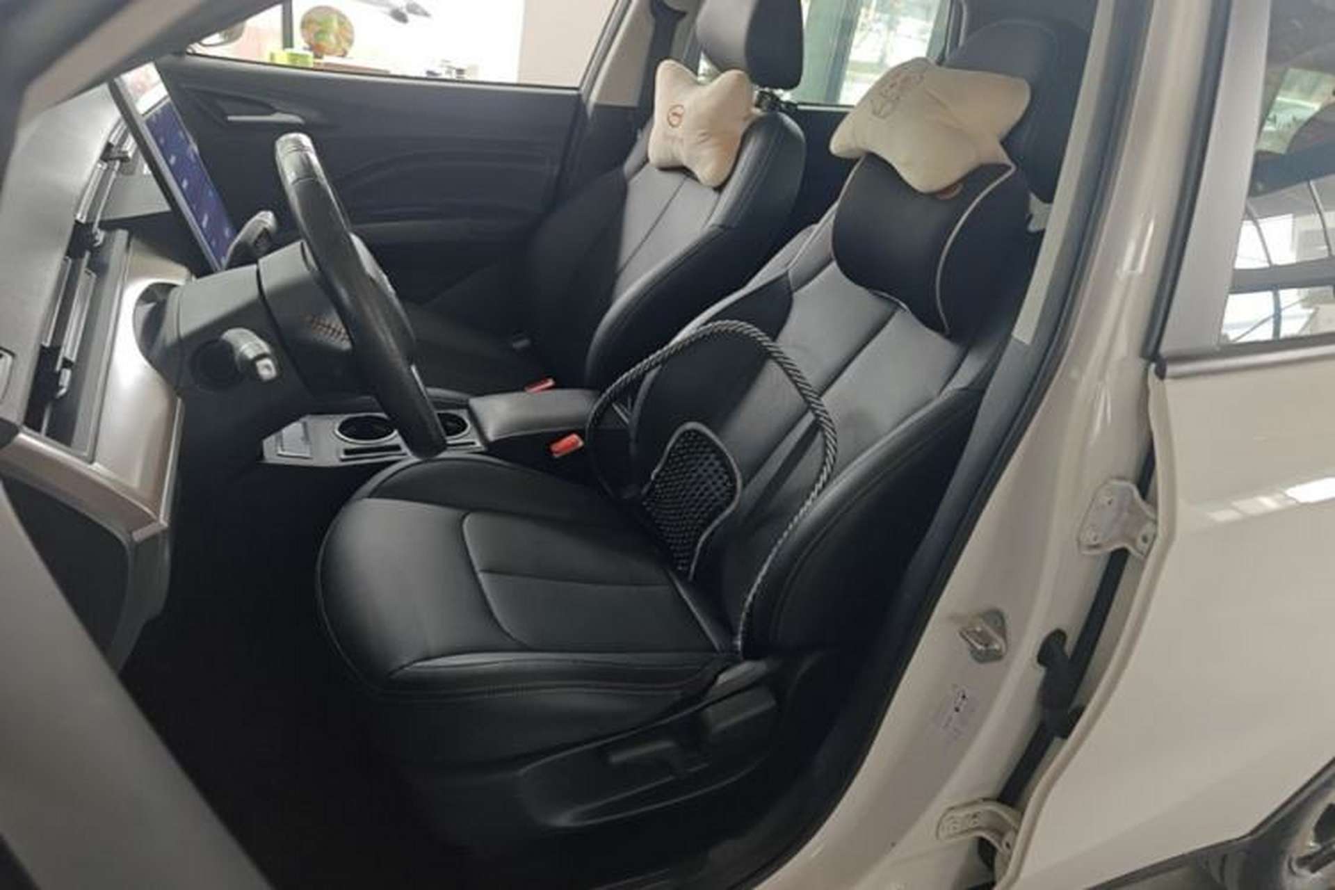Used NETA V 2021 Long-Range Entertainment Edition Upgrade Model Left Front Seat