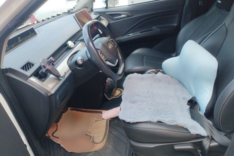 Used NETA V 2021 Long-Range Entertainment Edition Upgrade Model Left Front Seat