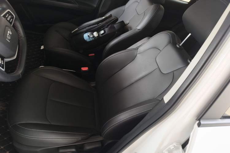 Used NETA V 2021 Long-Range Entertainment Edition Upgrade Model Left Front Seat