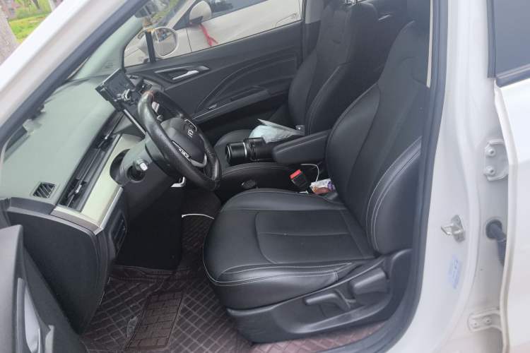 Used NETA V 2021 Long-Range Entertainment Edition Upgrade Model Left Front Seat