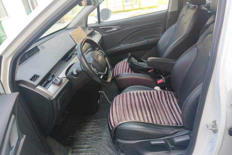 Used NETA V 2021 Long-Range Entertainment Edition Upgrade Model Left Front Seat