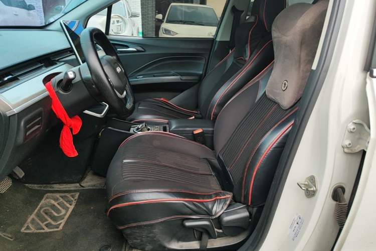 Used NETA V 2021 Long-Range Entertainment Edition Upgrade Model Left Front Seat
