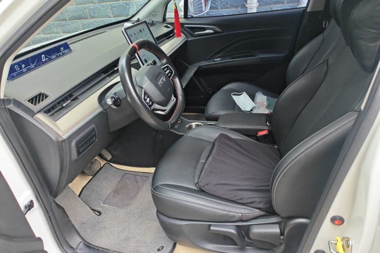 Used NETA V 2021 Long-Range Entertainment Edition Upgrade Model Left Front Seat