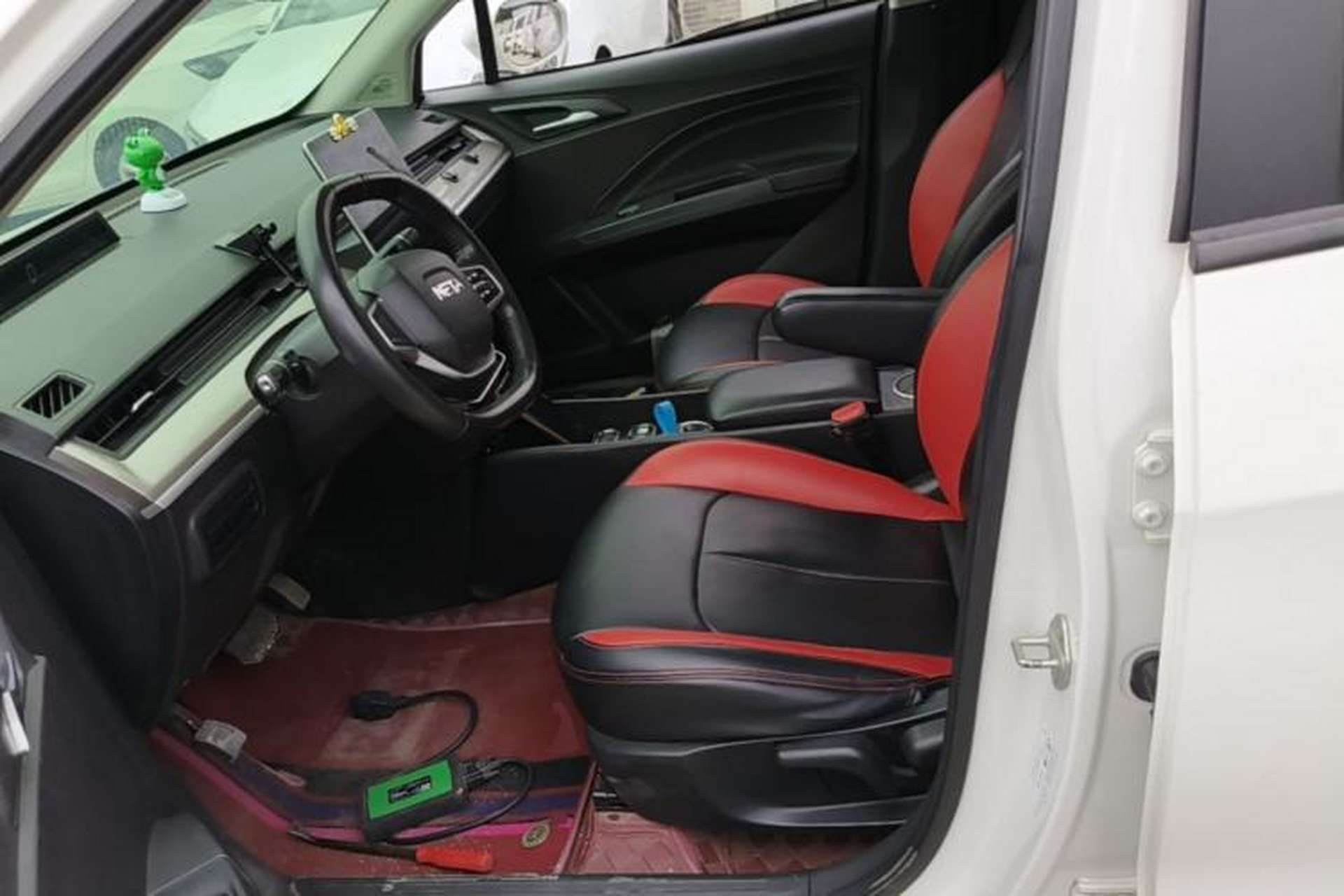 Used NETA V 2021 Standard Range Entertainment Edition Left Front Seat