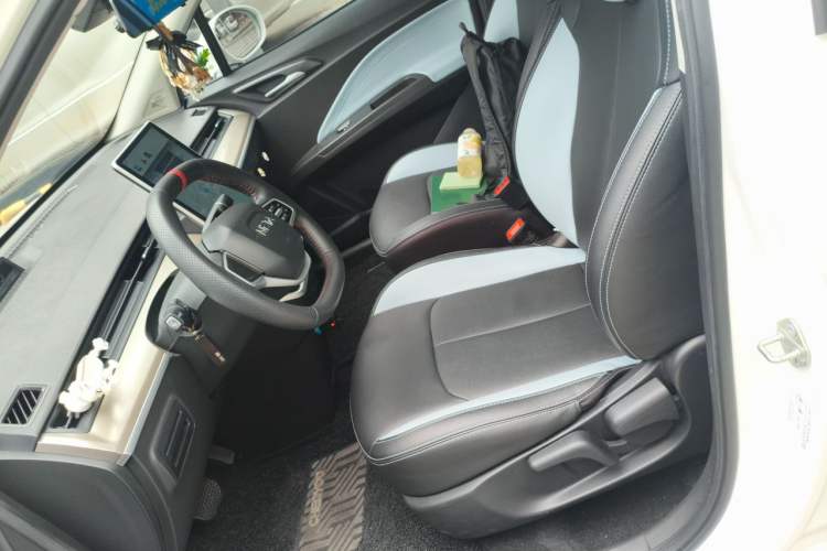 Used NETA V 2021 Standard Range Entertainment Version – Upgraded Model Left Front Seat