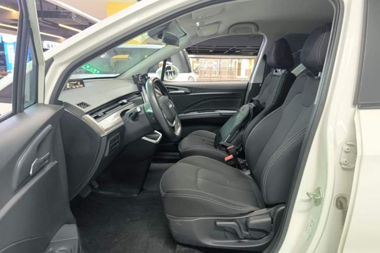 Used NETA V 2021 Standard Range Entertainment Version – Upgraded Model Left Front Seat