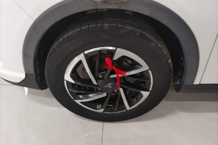 Used NETA V 2021 Long-Range Entertainment Edition Left Front Wheel Hub