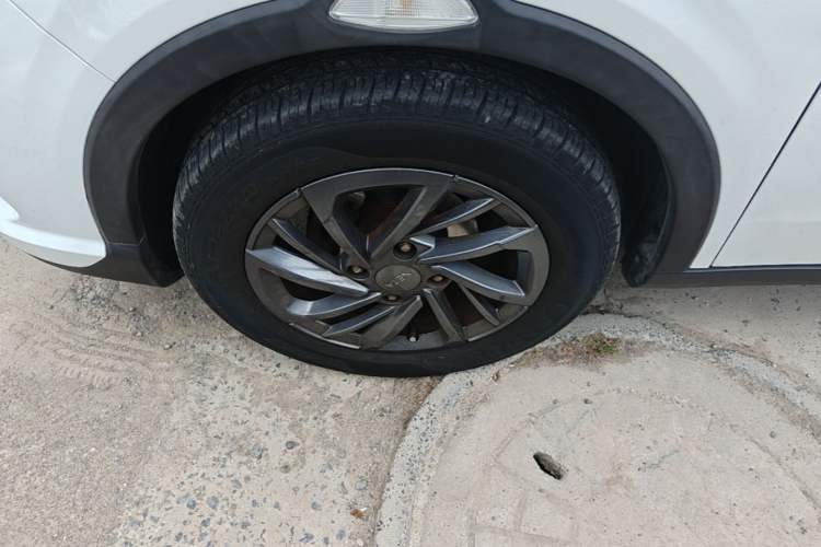 Used NETA V 2021 Standard Range Entertainment Version – Upgraded Model Left Front Wheel Hub