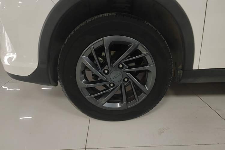 Used NETA V 2021 Standard Range Entertainment Edition Left Front Wheel Hub