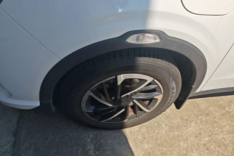 Used NETA V 2021 Standard Range Entertainment Version – Upgraded Model Left Front Wheel Hub