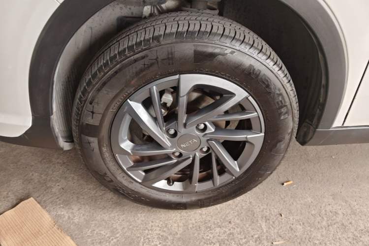 Used NETA V 2021 Standard Range Entertainment Version – Upgraded Model Left Front Wheel Hub
