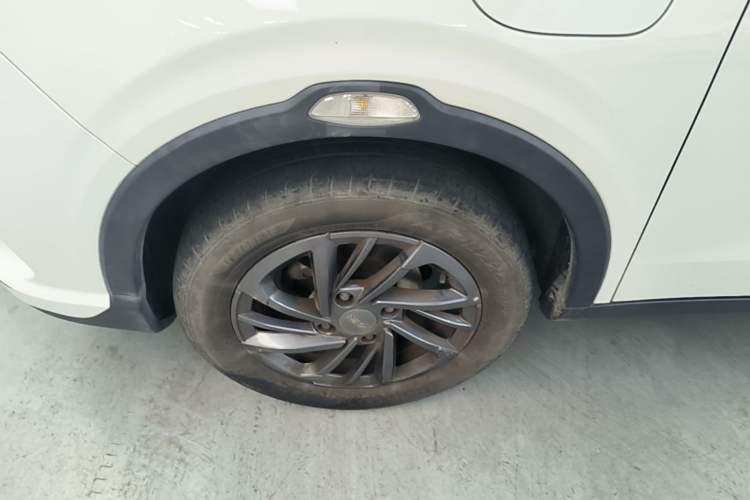 Used NETA V 2021 Standard Range Entertainment Version – Upgraded Model Left Front Wheel Hub