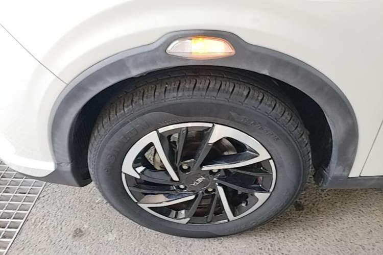 Used NETA V 2021 Long-Range Entertainment Edition Upgrade Model Left Front Wheel Hub