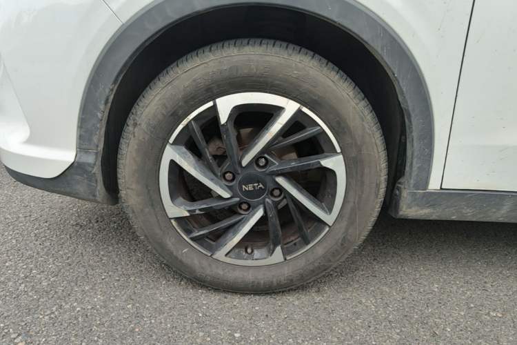 Used NETA V 2021 Long-Range Entertainment Edition Upgrade Model Left Front Wheel Hub