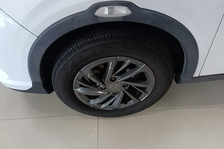 Used NETA V 2021 Standard Range Entertainment Version – Upgraded Model Left Front Wheel Hub