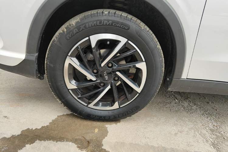 Used NETA V 2021 Long-Range Entertainment Edition Upgrade Model Left Front Wheel Hub