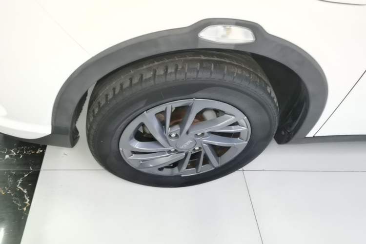Used NETA V 2021 Standard Range Entertainment Version – Upgraded Model Left Front Wheel Hub
