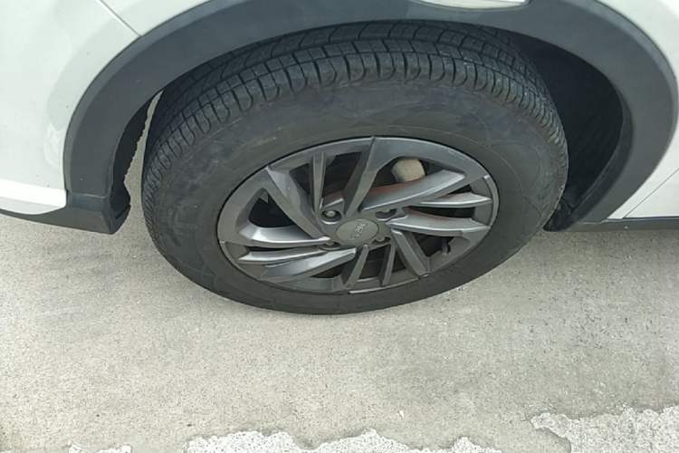 Used NETA V 2021 Standard Range Entertainment Version – Upgraded Model Left Front Wheel Hub
