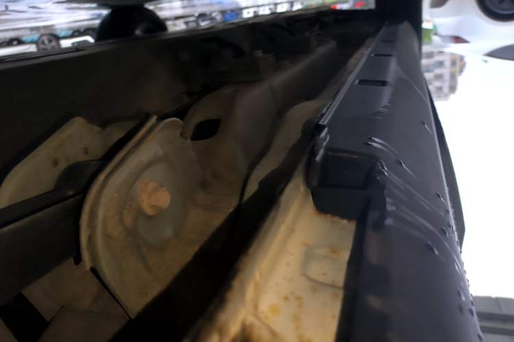 Used NETA V 2021 Long-Range Entertainment Edition Upgrade Model Left Side Sill