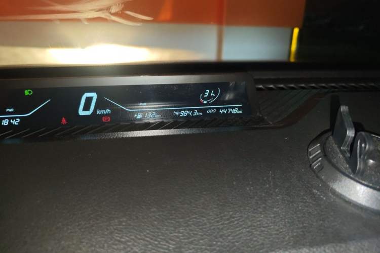 Used NETA V 2021 Long-Range Entertainment Edition Upgrade Model Odometer Close Up